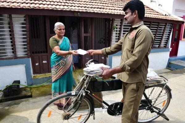 डाकिया बूढ़ी औरत को हजार रुपये क्यों भेजता था?