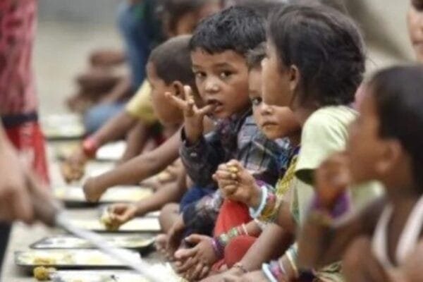 दूसरो की मदद करने वालों की भगवान मदद करता है