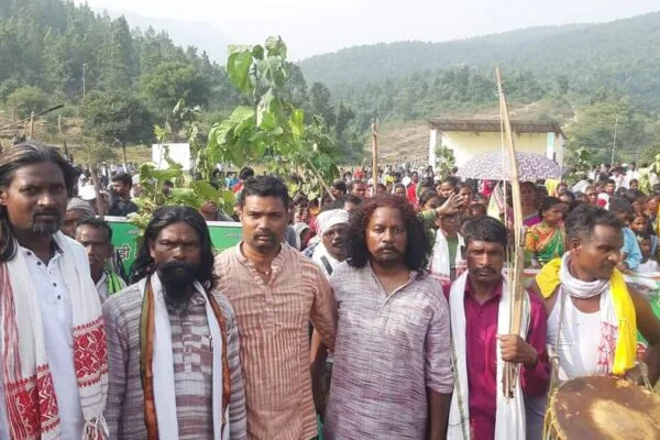 संकट में लुगुबुरु घंटा बाड़ी धोरोम गाढ़, बचाने के लिए आदिवासियों ने निकाली रैली