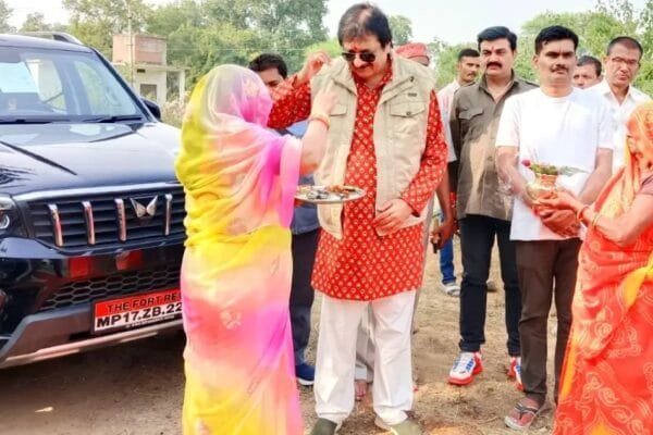 मध्यप्रदेश चुनाव: एक आदिवासी को हराने गलियों में भटक रहे ‘महाराजा-महारानी’