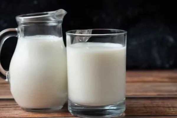 दूध: सेहत का साथी या वयस्कों के लिए नुकसानदायक?