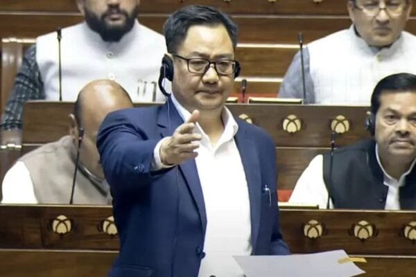 राज्यसभा में क्यों भड़के किरेन रिजिजू? कांग्रेस को दिया जवाब: “मैं बौद्ध हूं, बाबा साहेब के रास्ते पर चलता हूं”