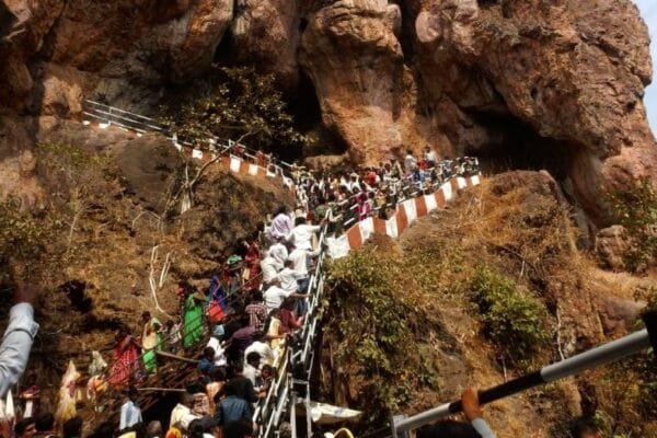 गोंड आदिवासियों का कछारगढ़ तीर्थ: सांस्कृतिक पुनरुत्थान और सामूहिक पहचान का प्रतीक